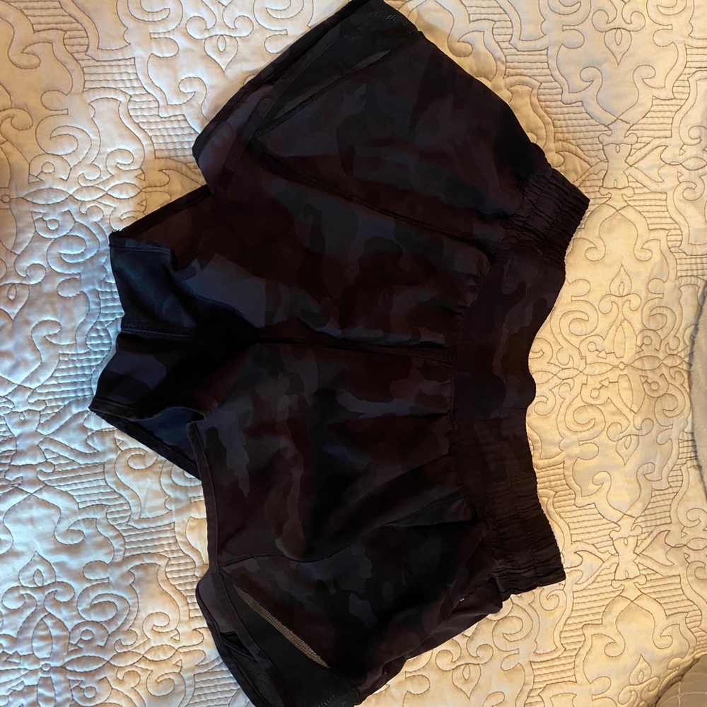 Hott hot 2.5 Lululemon black camo women’s shorts. Size 6